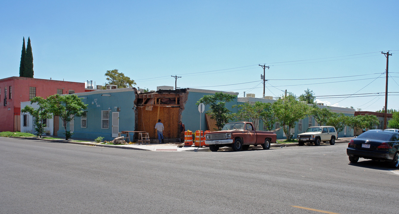 2200 Bassett Ave in El Paso, TX - Building Photo