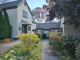 563 Heritage Vlg, Unit F in Southbury, CT - Building Photo