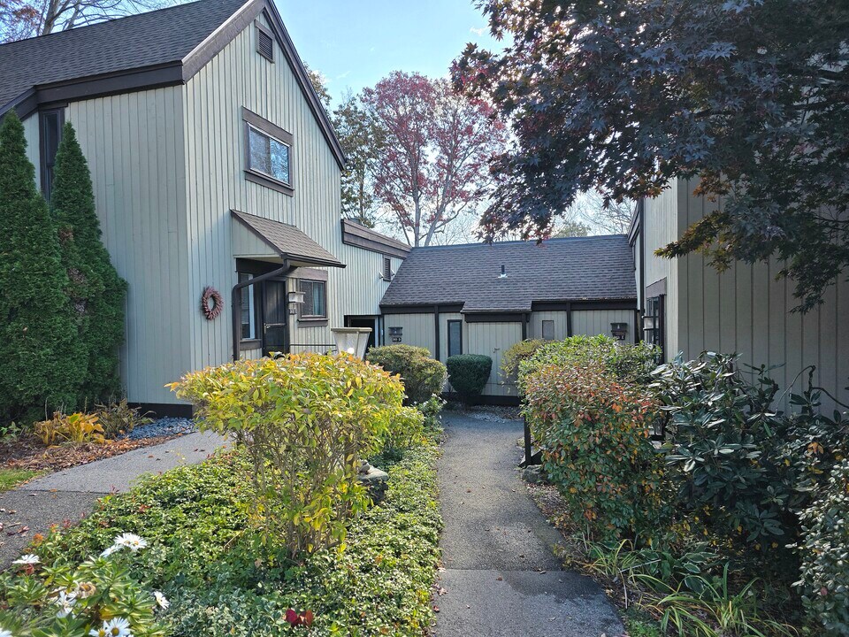 563 Heritage Vlg, Unit F in Southbury, CT - Building Photo