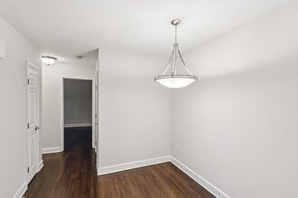 Queens Gardens in Colonia, NJ - Building Photo - Building Photo