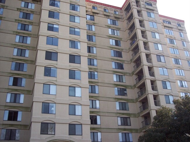 property at 1600 Park Cir