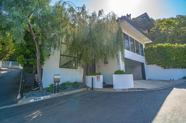 8641 Metz Pl in Los Angeles, CA - Building Photo - Building Photo