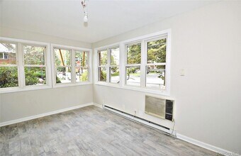 75-03 197th St, Unit 1 in Queens, NY - Foto de edificio - Building Photo