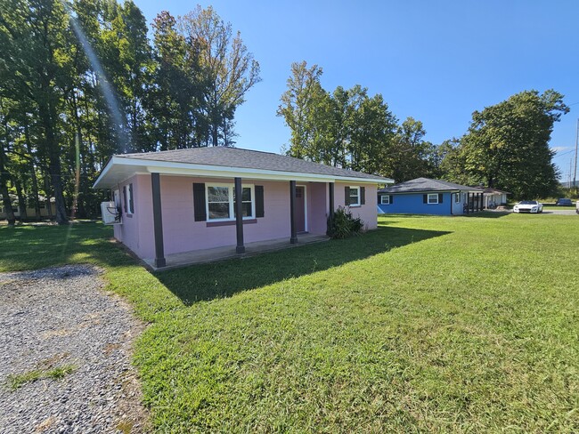 2911 Dallas Cherryville Hwy in Dallas, NC - Building Photo - Building Photo