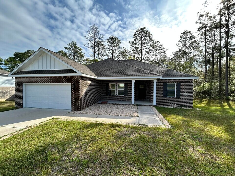 6737 Sarah Ann Way in Laurel Hill, FL - Building Photo