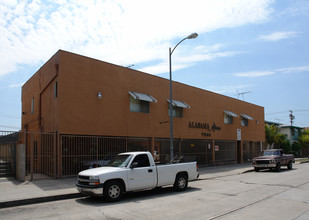 Alabama-7240 in Canoga Park, CA - Foto de edificio - Building Photo