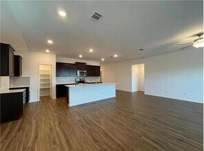 110 Mountain Maple St in Hutto, TX - Building Photo - Building Photo