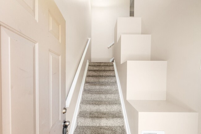 560 Redwood Ln in Lewis Center, OH - Building Photo - Building Photo