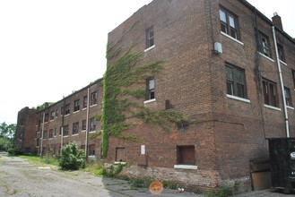 1835 Noble Rd in East Cleveland, OH - Foto de edificio - Building Photo