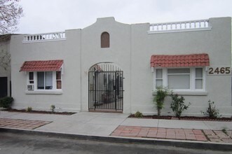 2465 Pasadena Ave in Long Beach, CA - Building Photo - Building Photo