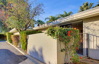 130 W Racquet Club Rd in Palm Springs, CA - Building Photo - Building Photo