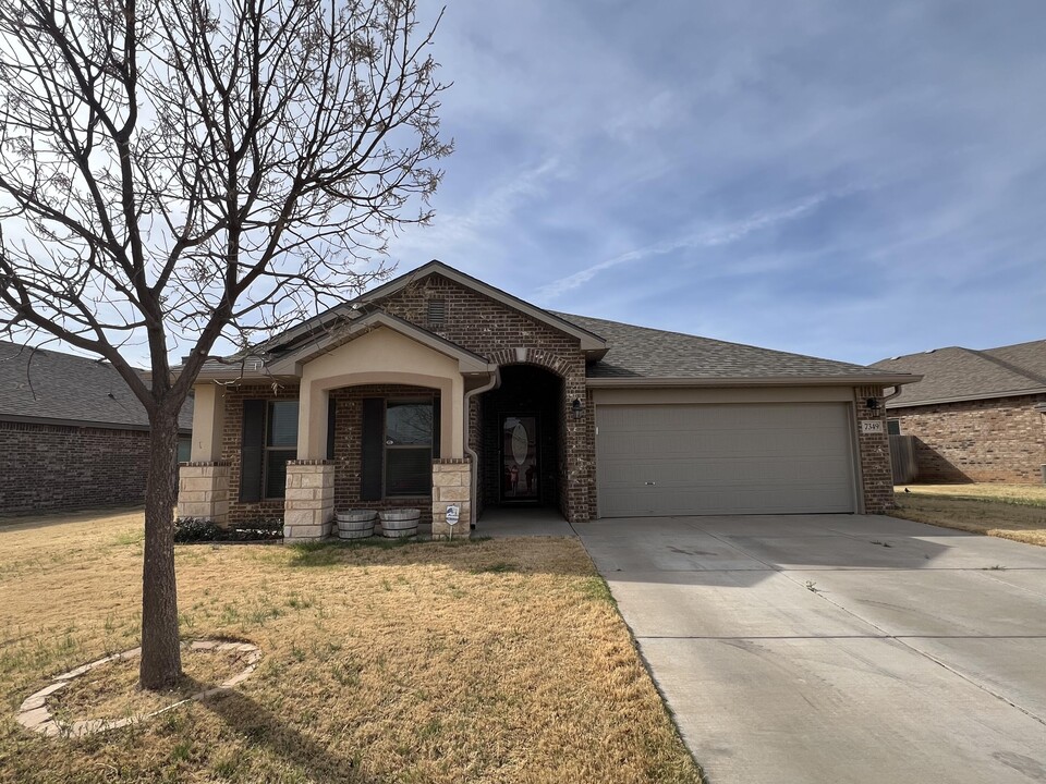 7349 100th St in Lubbock, TX - Building Photo