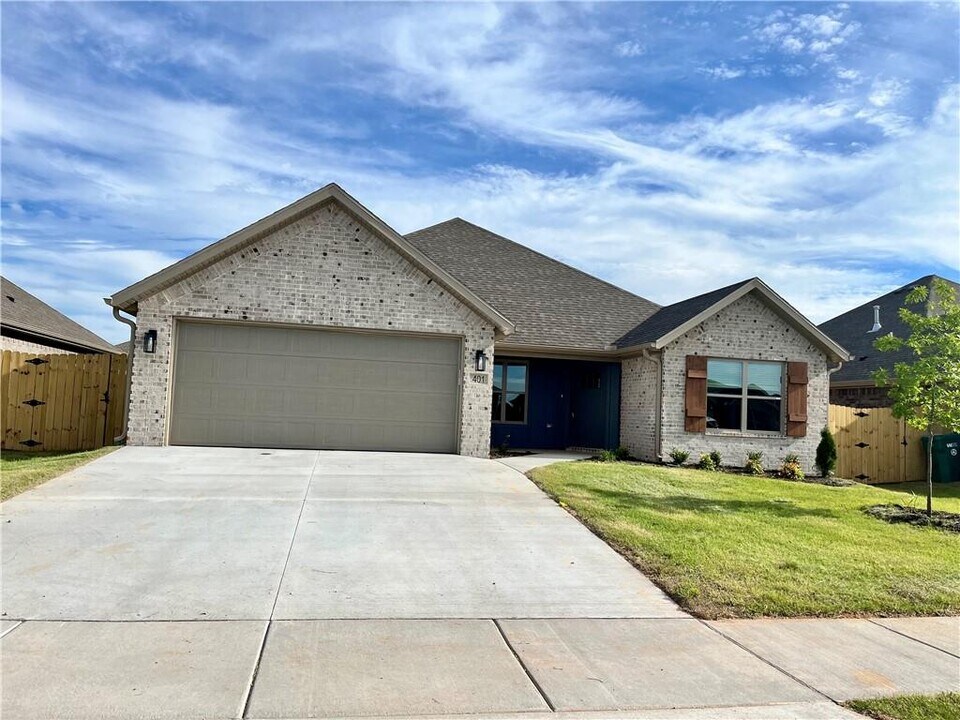 401 Palm St in Centerton, AR - Building Photo