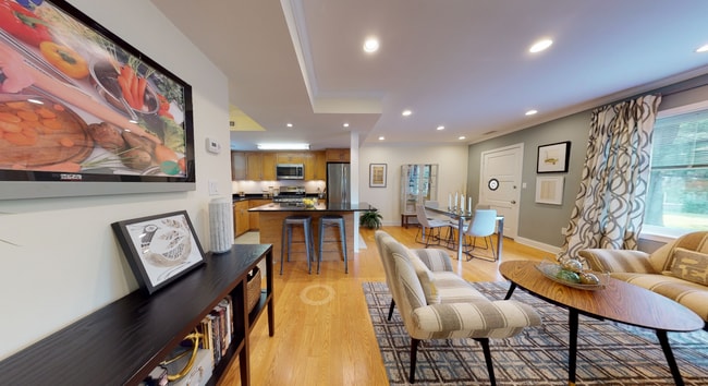 176 Thornton Rd in Chestnut Hill, MA - Foto de edificio - Building Photo