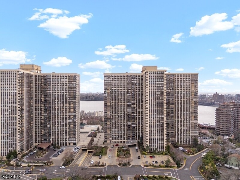 200 Winston Dr in Cliffside Park, NJ - Building Photo