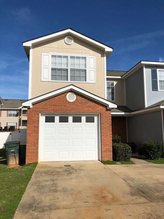 111 Wakefield Way in Enterprise, AL - Building Photo