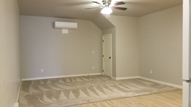 502 SW Evergreen Ave-Unit -105 in Redmond, OR - Building Photo - Building Photo