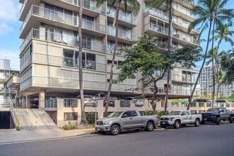 Hale Moani Condominiums in Honolulu, HI - Building Photo - Building Photo