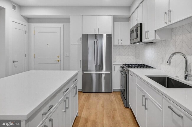 811 N Columbus St, Unit 405 in Alexandria, VA - Foto de edificio - Building Photo