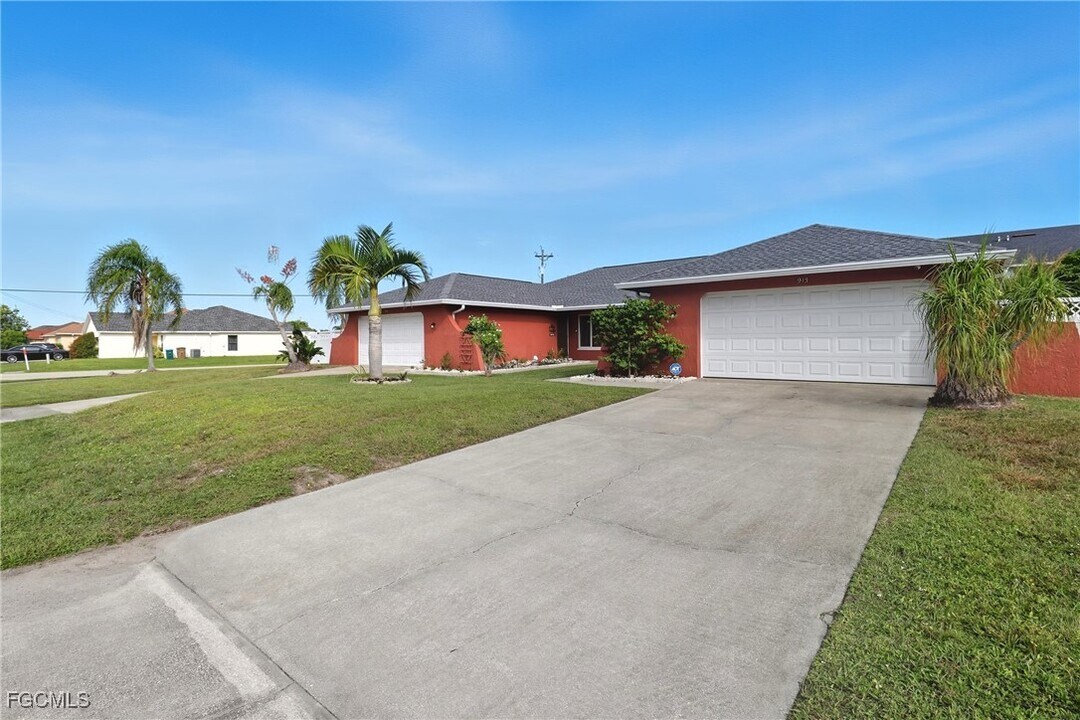 913 Mohawk Pkwy in Cape Coral, FL - Building Photo