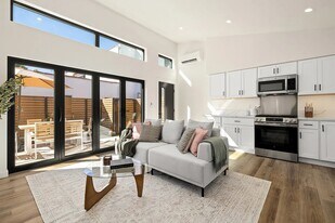 233 Ashland Ave in Santa Monica, CA - Building Photo