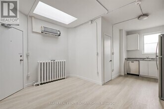 922-922 Queen St E in Toronto, ON - Building Photo - Building Photo