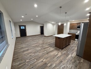 1124 Garfield Ave in Altoona, WI - Building Photo - Building Photo