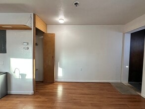 729 9th Ave, Unit A in Fairbanks, AK - Foto de edificio - Building Photo