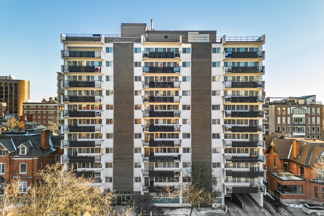 Saguenay Apartments in Ottawa, ON - Building Photo