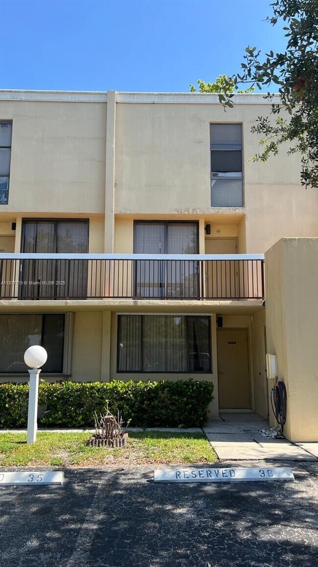8711 SW 30th St in Davie, FL - Building Photo - Building Photo