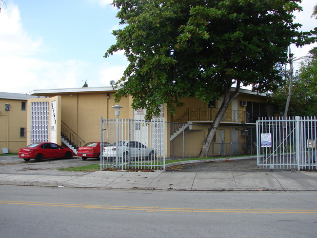 1177 NW 8th Street Rd in Miami, FL - Building Photo - Building Photo