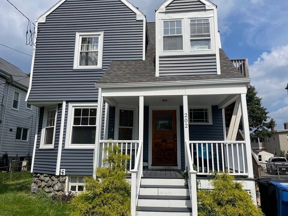 202 Robbins St in Waltham, MA - Building Photo