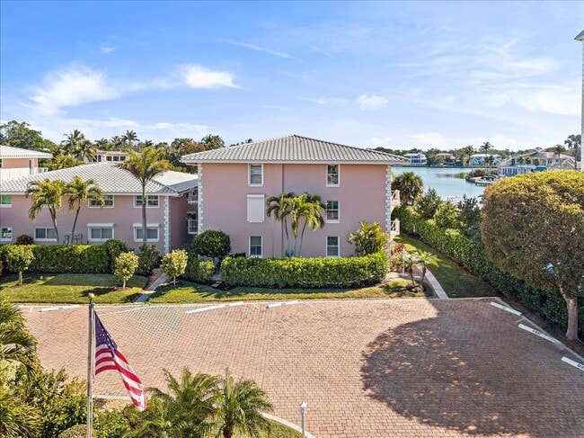 1910 Gulf Shore Blvd N in Naples, FL - Foto de edificio - Building Photo