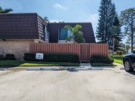 6003 SE Riverboat Dr in Stuart, FL - Building Photo