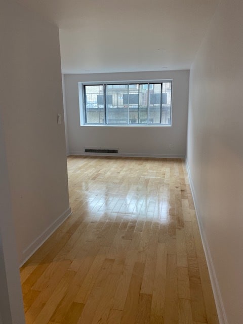 property at 5491 Av. Victoria