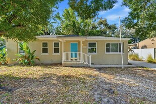 2701 S Manhattan Ave in Tampa, FL - Building Photo