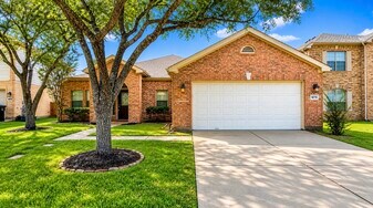16715 Bending Creek Ln in Friendswood, TX - Building Photo