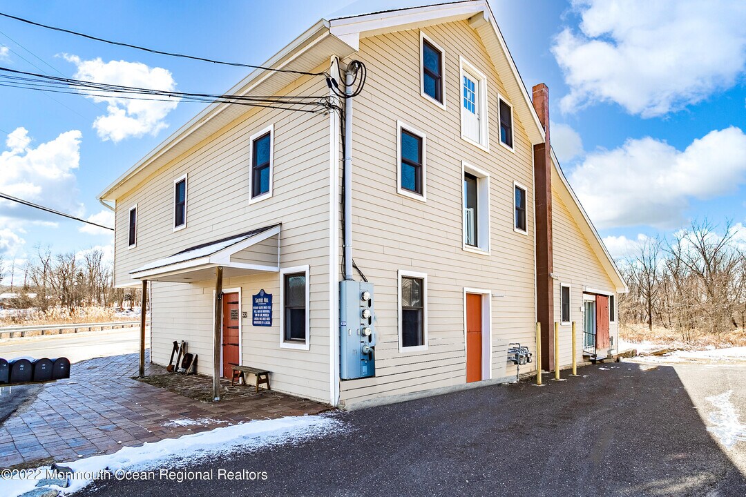 33 Imlaystown Rd in Upper Freehold, NJ - Building Photo