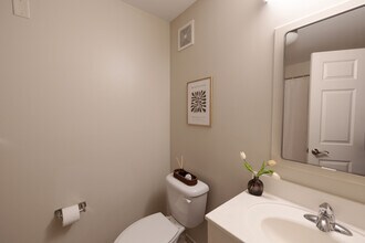 College Suites of City Station East in Troy, NY - Foto de edificio - Interior Photo