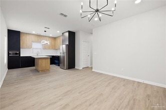 18 Larkspur Ave in McAllen, TX - Building Photo - Building Photo