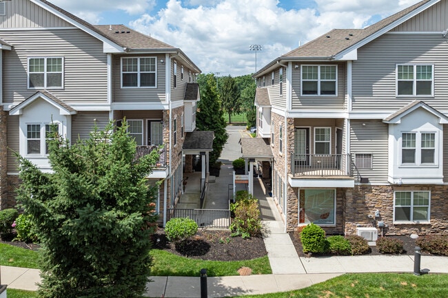 Autumn Hills in Woodbridge, NJ - Foto de edificio - Building Photo
