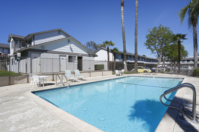 Grand Oaks Apartments in Lake Elsinore, CA - Foto de edificio - Building Photo