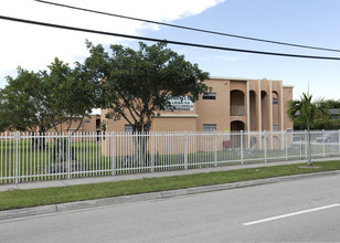 Homestead Gardens in Homestead, FL - Building Photo - Building Photo