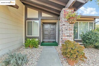 817 Basalt Way in Antioch, CA - Building Photo - Building Photo
