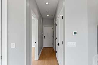 1050 W Cornelia Ave, Unit 402 in Chicago, IL - Building Photo - Building Photo