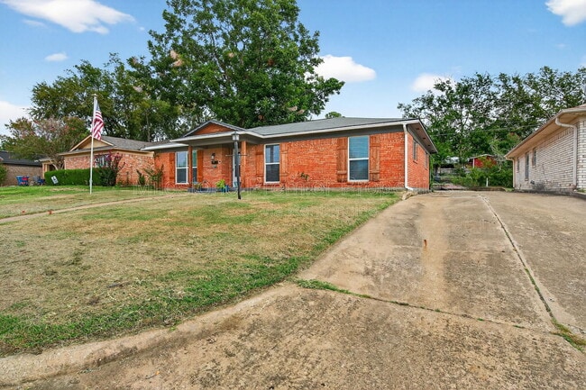 112 S Wood Ave in Denison, TX - Building Photo - Building Photo
