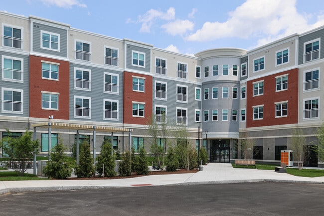 Maple Square Apartments in Danvers, MA - Building Photo - Building Photo