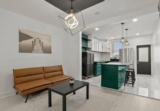 2002 E Preston St in Baltimore, MD - Foto de edificio - Building Photo