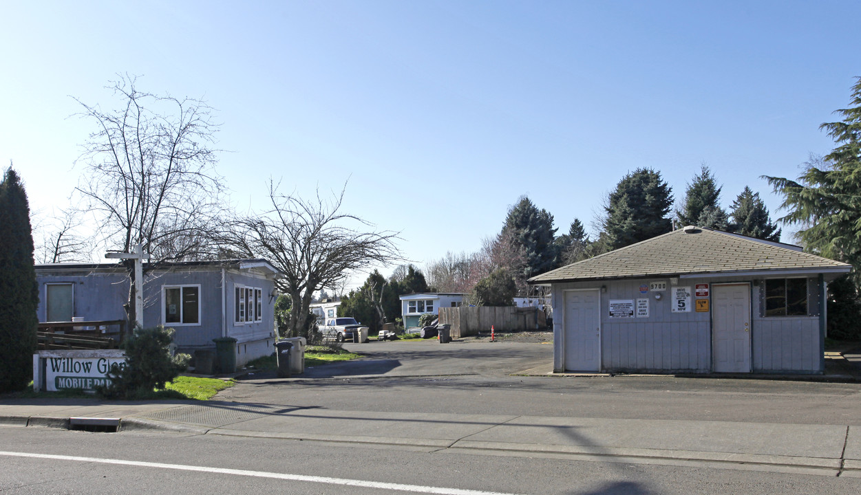 Willow Glen Mobile Home Park in Tualatin, OR - Building Photo