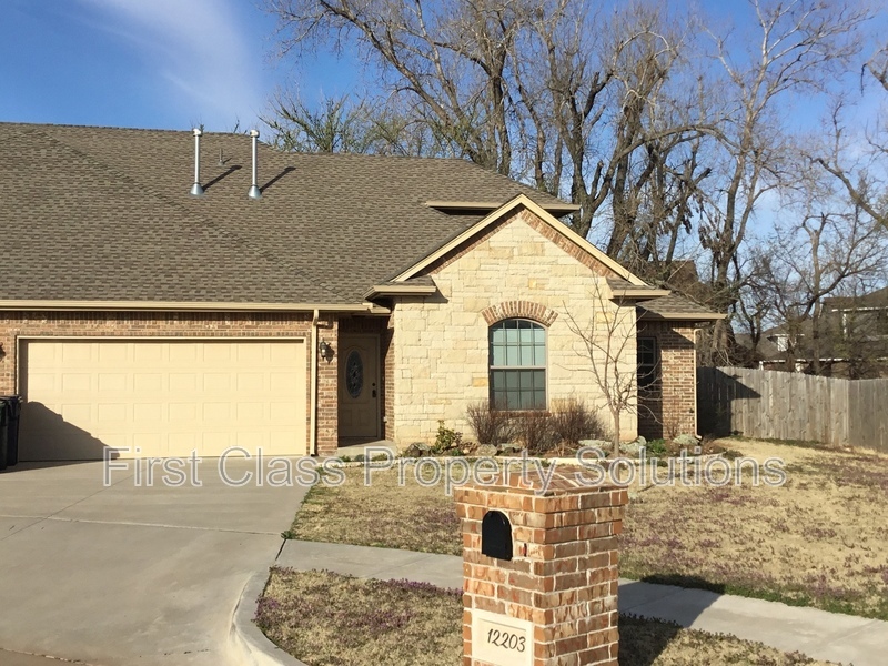 12203 Buckingham Ln in Yukon, OK - Building Photo